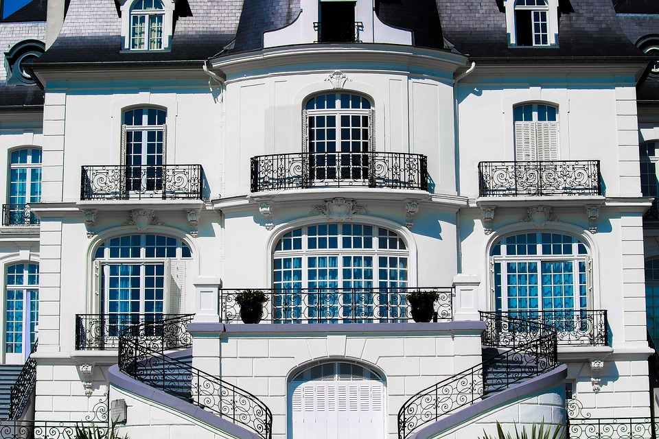 white mansion
